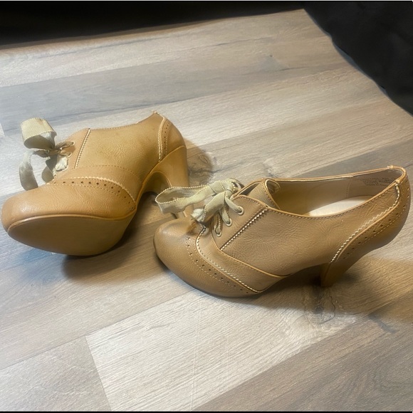 Wingtip Booties - Picture 2 of 9